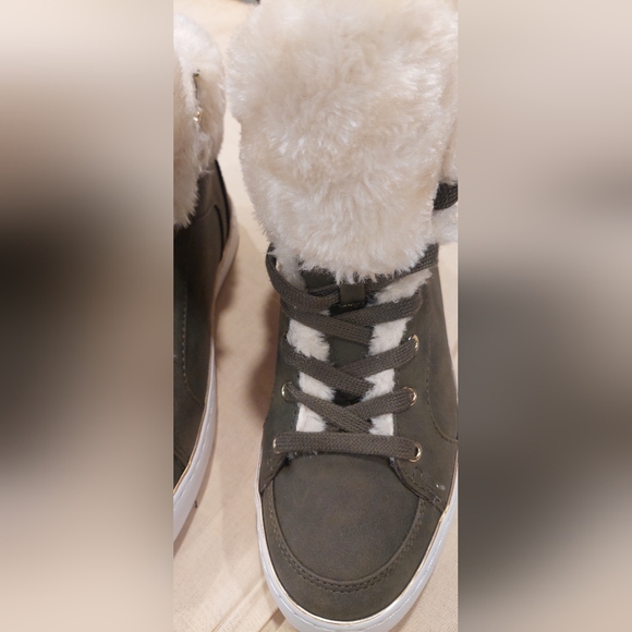 Cozy Women's Winter Boots with Faux Fur - Black and Cream - Picture 2 of 9